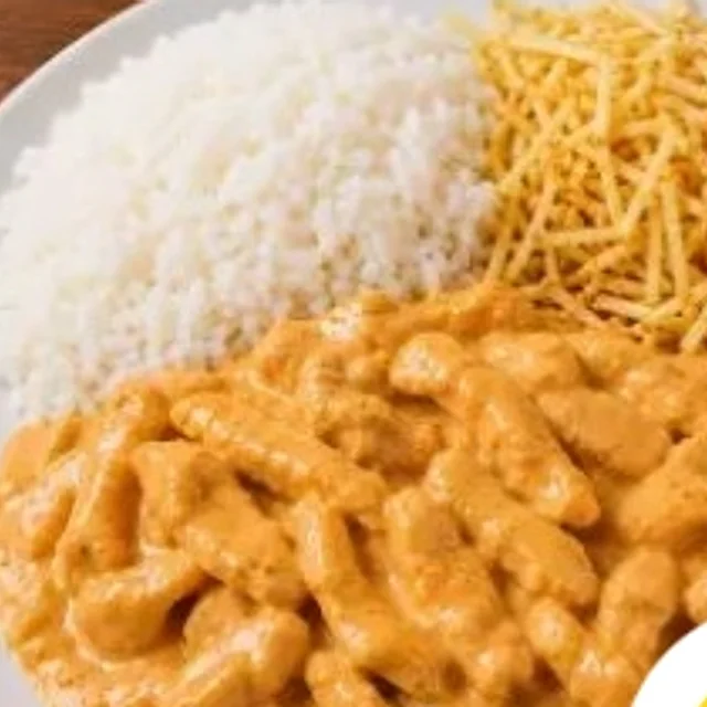 Strogonoff de frango com arroz e batata palha